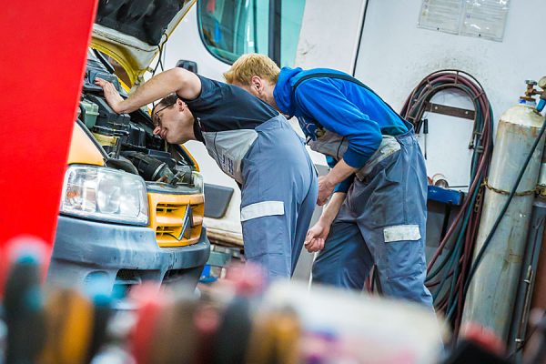 Unfallinstandsetzung und Karosseriearbeiten in der Werkstatt vom Autohaus Kubowicz in Bergen auf Rügen